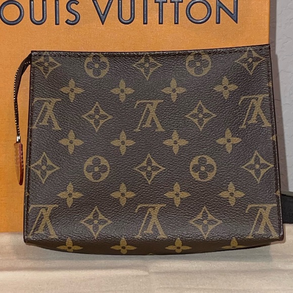 Louis Vuitton Poche Toilette - Picture 2 of 8